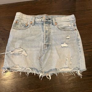 LEVI’S Distressed Mini Skirt